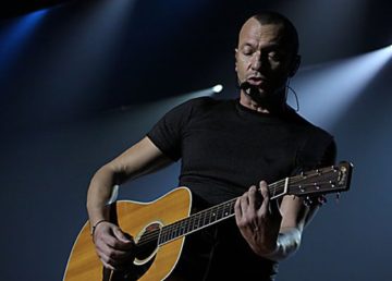 Foto di Lorenza e Vincenzo Iaconianni. [Biagio Antonacci in concerto. (https://it.wikipedia.org/wiki/Biagio_Antonacci#/media/File:Biagio_Antonacci_2009.jpg)]. Attraverso Wikipedia