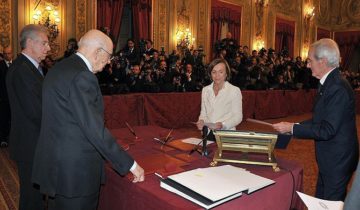Giorgio Napolitano ed Elsa Fornero. Giuramento. Foto della Presidenza della Repubblica, https://commons.wikimedia.org/w/index.php?curid=17385458
