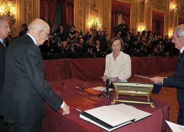 Giorgio Napolitano ed Elsa Fornero. Giuramento. Foto della Presidenza della Repubblica, https://commons.wikimedia.org/w/index.php?curid=17385458
