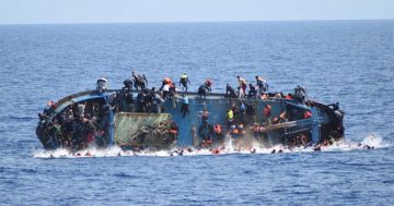 Migrants fall into the sea from a boat that capsized last week as Italian navy ships attempted a rescue. Photograph: Reuters. Fonte: http://www.theguardian.com/world/2016/may/29/700-migrants-feared-dead-mediterranean-says-un-refugees?CMP=share_btn_tw