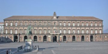 Palazzo Reale di Napoli di MM - Opera propria, Pubblico dominio, https://commons.wikimedia.org/w/index.php?curid=2613341. https://it.wikipedia.org/wiki/Ferdinando_I_delle_Due_Sicilie#/media/File:NapoliPalazzoReale.jpg