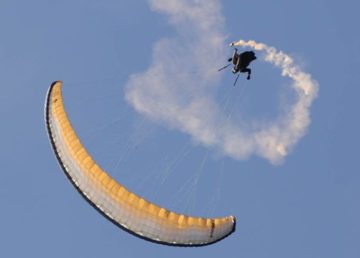 Foto di repertorio. [Un uomo fa parapendio. (http://www.gustavovitali.it/immagini/comdown/repertorio-parapendio/acro-4.jpg )]. Attraverso gustavovitali.it.
