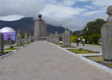 Ecuador: Città della metà del Mondo (provincia del Pichincha). Foto di Martin Zeise, Berlin CC BY-SA 3.0, https://commons.wikimedia.org/w/index.php?curid=92889