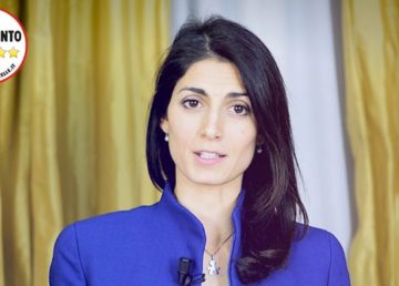Foto di M5SRoma. [Il nuovo sindaco di Roma, Virginia Raggi, del Movimento 5Stelle. (https://i.ytimg.com/vi/Na8pEyvCJZU/maxresdefault.jpg)]. Attraverso YouTube