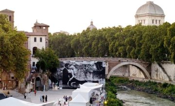 Isola Tiberina (Roma), Myrabella, Wikimedia Commons (https://en.wikipedia.org/wiki/Tiber_Island#/media/File:Cinema_ile_Tiberine_Rome.jpg)