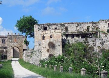 Faraone: ingresso al paese. Foto di Infinitispazi - Opera propria, CC BY-SA 3.0, https://commons.wikimedia.org/w/index.php?curid=32456401