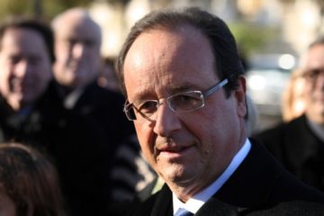 François Hollande aux cérémonies du 11 Novembre , di Remi Jouan, Wikimedia Commons