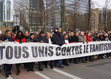 Brussels rally in support of the victims of the 2015 Charlie Hebdo shooting, di Miguel Discart, Wikimedia Commons