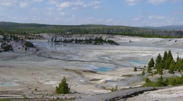 Caldera di Yellowstone. Foto di Daniel Mayer - Opera propria, CC BY-SA 3.0, https://commons.wikimedia.org/w/index.php?curid=2866664