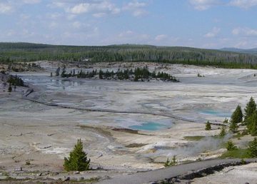 Caldera di Yellowstone. Foto di Daniel Mayer - Opera propria, CC BY-SA 3.0, https://commons.wikimedia.org/w/index.php?curid=2866664