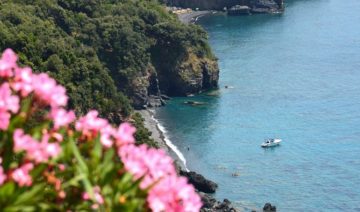Spiaggia d'I Vranne in Basilicata. Fonte: (http://www.legambiente.it/contenuti/articoli/la-spiaggia-d-i-vranne-maratea-vince-il-concorso-web-di-legambiente-la-piu-bella-).