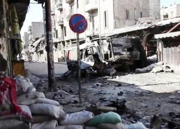 Bombed out vehicles Aleppo during the Syrian civil war - di Voice of America News: Scott Bobb reports from Aleppo, Syria , Wikimedia Commons