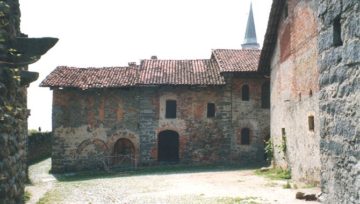 Case all'interno del ricetto. Foto di giorces. Pubblico dominio, https://it.wikipedia.org/w/index.php?curid=278865