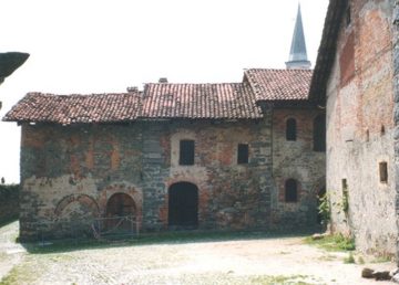Case all'interno del ricetto. Foto di giorces. Pubblico dominio, https://it.wikipedia.org/w/index.php?curid=278865
