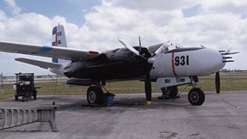 Un Douglas A-26 C Invader che fu dipinto in falsi colori cubani Air Force per l'invasione militare di Cuba intrapresa da un gruppo paramilitare sponsorizzato dalla CIA- aprile 1961. Foto di RuthAS - Own work, CC BY 3.0, https://commons.wikimedia.org/w/index.php?curid=7322869