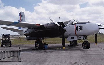 Un Douglas A-26 C Invader che fu dipinto in falsi colori cubani Air Force per l'invasione militare di Cuba intrapresa da un gruppo paramilitare sponsorizzato dalla CIA- aprile 1961. Foto di RuthAS - Own work, CC BY 3.0, https://commons.wikimedia.org/w/index.php?curid=7322869