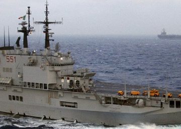 Starboard side view of the Italian Navy, GARIBALDI CLASS: Aircraft Carrier, GIUSEPPE GARIBALDI (C 551) di PHAN JOSHU KINTER, USN Pubblico dominio, https://commons.wikimedia.org/w/index.php?curid=2544309
