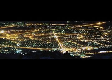 Panorama notturno di Hamedan, ritenuta antica capitale dell’impero persiano, di Amirr1367 - Opera propria, CC BY-SA 3.0, https://commons.wikimedia.org/w/index.php?curid=15605367