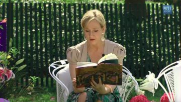 J. K. Rowling, autrice della saga, legge Harry Potter e la pietra filosofale durante l'Easter Egg Roll del 2010, Screenshot del White House video, Pubblico Dominio