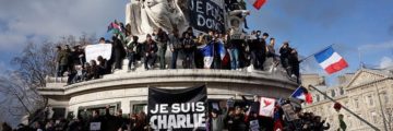 Paris rally in support of the victims of the 2015 Charlie Hebdo shooting, 11 January 2015. Place de la Republique, di Olivier Ortelpa, Wikimedia Commons