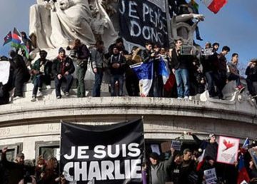 Paris rally in support of the victims of the 2015 Charlie Hebdo shooting, 11 January 2015. Place de la Republique, di Olivier Ortelpa, Wikimedia Commons