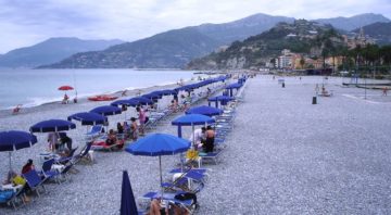 La spiaggia di Ventimiglia con in fondo il centro storico. Foto di Dada https://commons.wikimedia.org/wiki/File:La_spiaggia_di_Ventimiglia.jpg