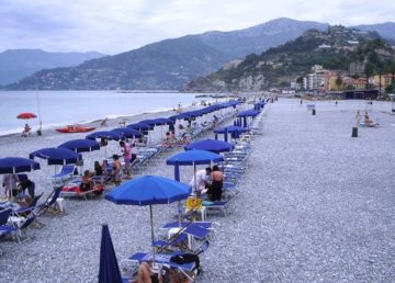 La spiaggia di Ventimiglia con in fondo il centro storico. Foto di Dada https://commons.wikimedia.org/wiki/File:La_spiaggia_di_Ventimiglia.jpg