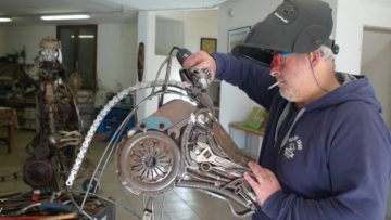 Sergio Massetti durante una sua creazione. Foto: cortesia dell’autore