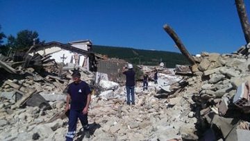 https://ingvterremoti.wordpress.com/2016/08/28/terremoto-di-amatrice-alla-ricerca-della-faglia/imag2421/
