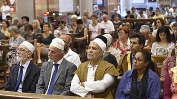 Un momento durante la preghiera svoltasi nella parrocchia di Santa Maria in Caravaggio, a Milano (Ansa/Lo Scalzo) Fonte: http://www.corriere.it/cronache/16_luglio_31/rouen-musulmani-cattolici-pregano-insieme-chiesa-live-tv-terroristi-criminali-sono-falliti-c516f46c-56fc-11e6-b924-e8992a1bb7b1.shtml