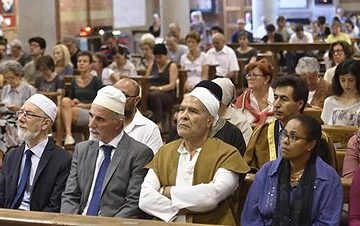Un momento durante la preghiera svoltasi nella parrocchia di Santa Maria in Caravaggio, a Milano (Ansa/Lo Scalzo) Fonte: http://www.corriere.it/cronache/16_luglio_31/rouen-musulmani-cattolici-pregano-insieme-chiesa-live-tv-terroristi-criminali-sono-falliti-c516f46c-56fc-11e6-b924-e8992a1bb7b1.shtml