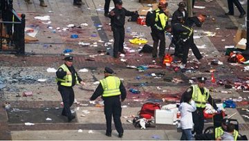 15/04/2013. Boston Marathon explosions di Aaron "tango". Tang from cambridge, ma, usa - DSC03188, CC BY 2.0, https://commons.wikimedia.org/w/index.php?curid=25613005