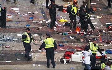 15/04/2013. Boston Marathon explosions di Aaron "tango". Tang from cambridge, ma, usa - DSC03188, CC BY 2.0, https://commons.wikimedia.org/w/index.php?curid=25613005