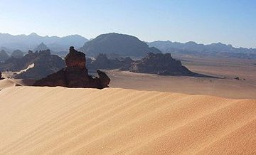 Libya is a predominantly desert country. Up to 99% of the land area is covered in desert. Pictured here is the mountainous southern part of the country, di Roberdan, Wikipedia Commons.