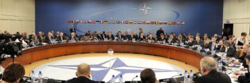 U.S. Defense Secretary Robert M. Gates and other members of NATO Ministers of Defense and of Foreign Affairs meet at NATO headquarters in Brussels, Belgium, Oct. 14, 2010, to give political guidance for the November meeting of Allied Heads of State and Government at the NATO Summit in Lisbon, Portugal; di U.S. Air Force Master Sgt. Jerry Morrison; Wikipedia.org