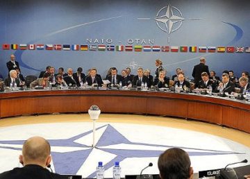 U.S. Defense Secretary Robert M. Gates and other members of NATO Ministers of Defense and of Foreign Affairs meet at NATO headquarters in Brussels, Belgium, Oct. 14, 2010, to give political guidance for the November meeting of Allied Heads of State and Government at the NATO Summit in Lisbon, Portugal; di U.S. Air Force Master Sgt. Jerry Morrison; Wikipedia.org