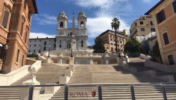 Trinità dei Monti e la barriera che ostacola l’accesso alla scalinata, foto di Sara Esposito per Italiani
