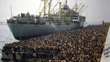 La nave Vlora ormeggiata al porto di Bari nel 1991. Di Luca Turi - http://www.apuliafilmcommission.it/wp-content/uploads/La-nave-dolce.jpg, Pubblico dominio, https://commons.wikimedia.org/w/index.php?curid=36002053