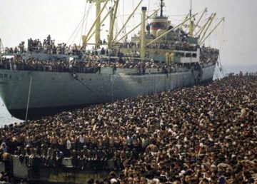 La nave Vlora ormeggiata al porto di Bari nel 1991. Di Luca Turi - http://www.apuliafilmcommission.it/wp-content/uploads/La-nave-dolce.jpg, Pubblico dominio, https://commons.wikimedia.org/w/index.php?curid=36002053