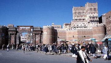 The 1,000-year-old Bab Al-Yemen (the Gate of Yemen) at the centre of the old town. Di Jialiang Gao www.peace-on-earth.org - Original Photograph, CC BY-SA 3.0, https://commons.wikimedia.org/w/index.php?curid=1450185