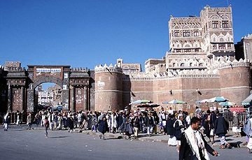 The 1,000-year-old Bab Al-Yemen (the Gate of Yemen) at the centre of the old town. Di Jialiang Gao www.peace-on-earth.org - Original Photograph, CC BY-SA 3.0, https://commons.wikimedia.org/w/index.php?curid=1450185