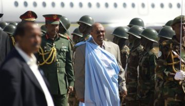 Al-Bashīr al suo arrivo nella capitale meridionale Giuba, 2011. Di Al Jazeera English - Bashir arrives, CC BY-SA 2.0, https://commons.wikimedia.org/w/index.php?curid=17499392