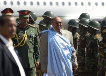 Al-Bashīr al suo arrivo nella capitale meridionale Giuba, 2011. Di Al Jazeera English - Bashir arrives, CC BY-SA 2.0, https://commons.wikimedia.org/w/index.php?curid=17499392