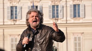 Beppe Grillo in Piazza Castello a Torino per la campagna elettorale del Movimento 5 Stelle Piemonte, il 14 marzo 2010, di Giorgio Brida, Commons Wikipedia