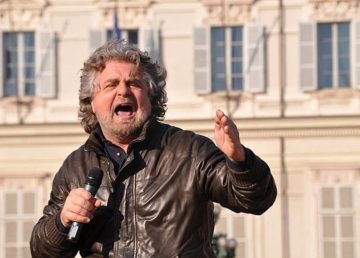 Beppe Grillo in Piazza Castello a Torino per la campagna elettorale del Movimento 5 Stelle Piemonte, il 14 marzo 2010, di Giorgio Brida, Commons Wikipedia