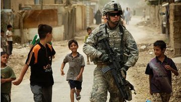 Soldato Americano in Iraq. https://commons.wikimedia.org/wiki/File:Defense.gov_News_Photo_080804-A-8725H-341.jpg