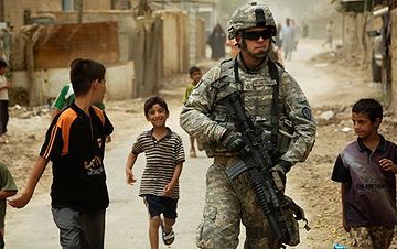 Soldato Americano in Iraq. https://commons.wikimedia.org/wiki/File:Defense.gov_News_Photo_080804-A-8725H-341.jpg