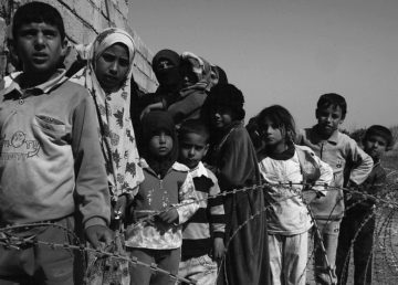 Bambini affamati durante la Guerra. Foto di Janeb13, attraverso Pixabay, dominio pubblico.