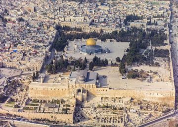 Southern aerial view of the Temple Mount, Al-Aqsa Mosque in the Old City of Jerusalem. Andrew Shiva / Wikipedia