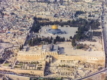 Southern aerial view of the Temple Mount, Al-Aqsa Mosque in the Old City of Jerusalem. Andrew Shiva / Wikipedia